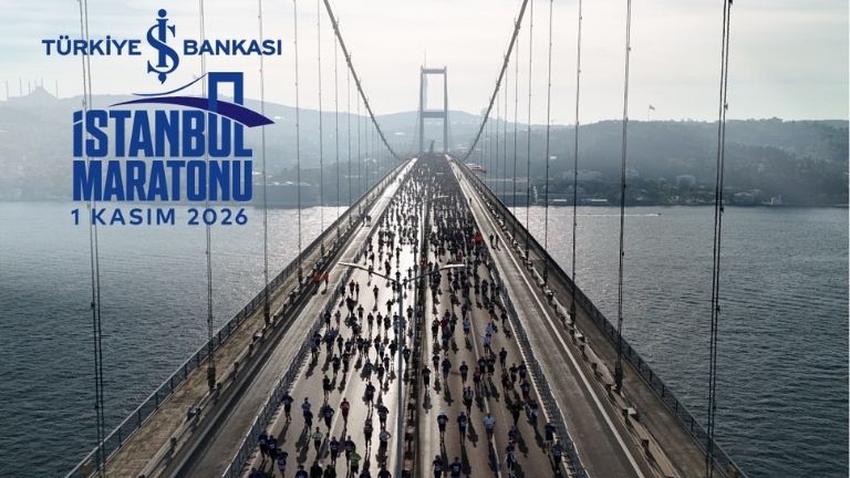 26 Nisan 2026 tarihinde gerçekleşecek olan Türkiye İş Bankası İstanbul Yarı Maratonu'nun tanıtım görseli. Görselin solunda tarihi binalar ve deniz manzarası önünde koşan sporcular yer alıyor. Sağ tarafta ise büyük harflerle 'İstanbul Yarı Maratonu', '26.04.2026' tarihi ve 'Dünyanın En Hızlı Parkurlarından Biri' sloganı ile kayıt bilgileri bulunuyor.